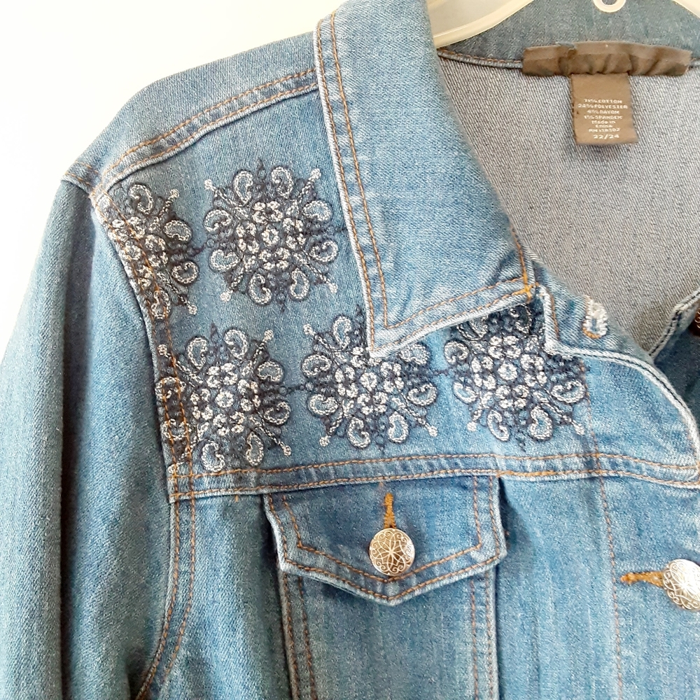 Embroidered Denim Jacket

Sz 22 24 - Picture 6 of 9